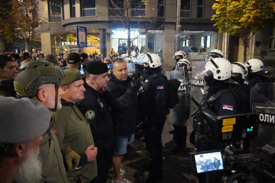 Bacali baklje i kamenice, a onda pokušali da zapale ljude! Blokaderi nisu imali milosti! (FOTO/VIDEO)