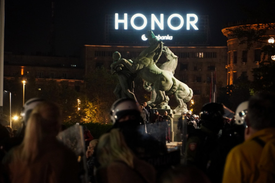 Bacali baklje i kamenice, a onda pokušali da zapale ljude! Blokaderi nisu imali milosti! (FOTO/VIDEO)