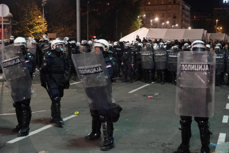 Bacali baklje i kamenice, a onda pokušali da zapale ljude! Blokaderi nisu imali milosti! (FOTO/VIDEO)