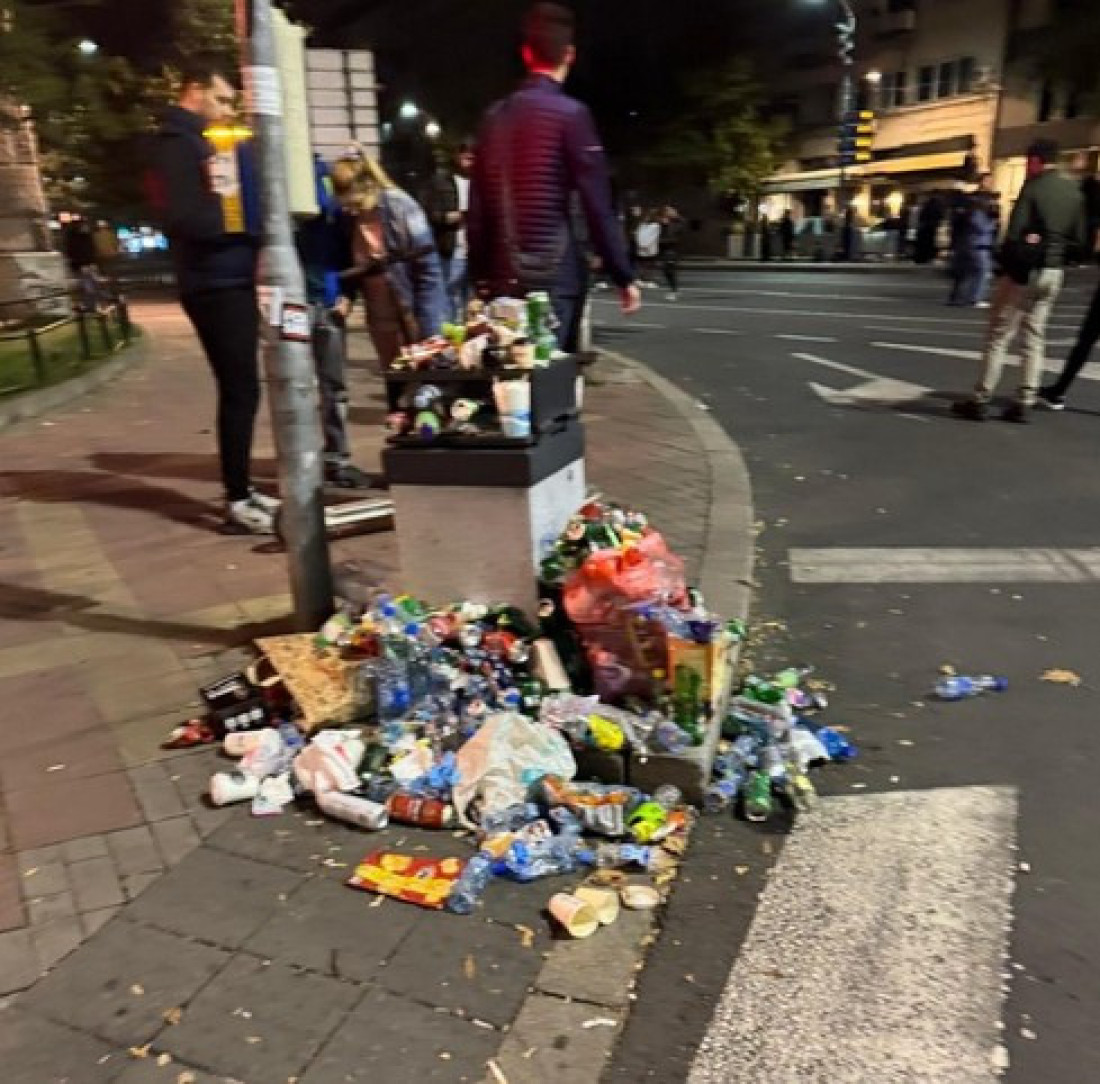 Blokaderi pravili haos ispred Skupštine! Pokušali da spale ljude u šatorima, teško povređen policajac i nekoliko građana! (FOTO/VIDEO)
