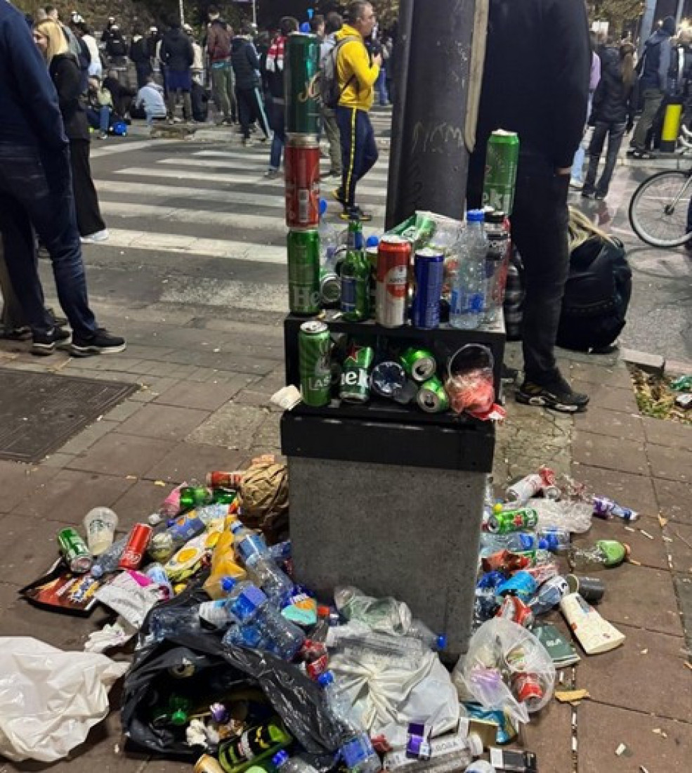 Blokaderi pravili haos ispred Skupštine! Pokušali da spale ljude u šatorima, teško povređen policajac i nekoliko građana! (FOTO/VIDEO)