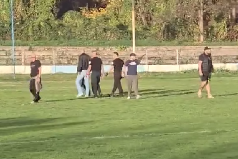 Skandal na meču Radničkog: Navijači upali na teren - jurili da biju sudije! (VIDEO)