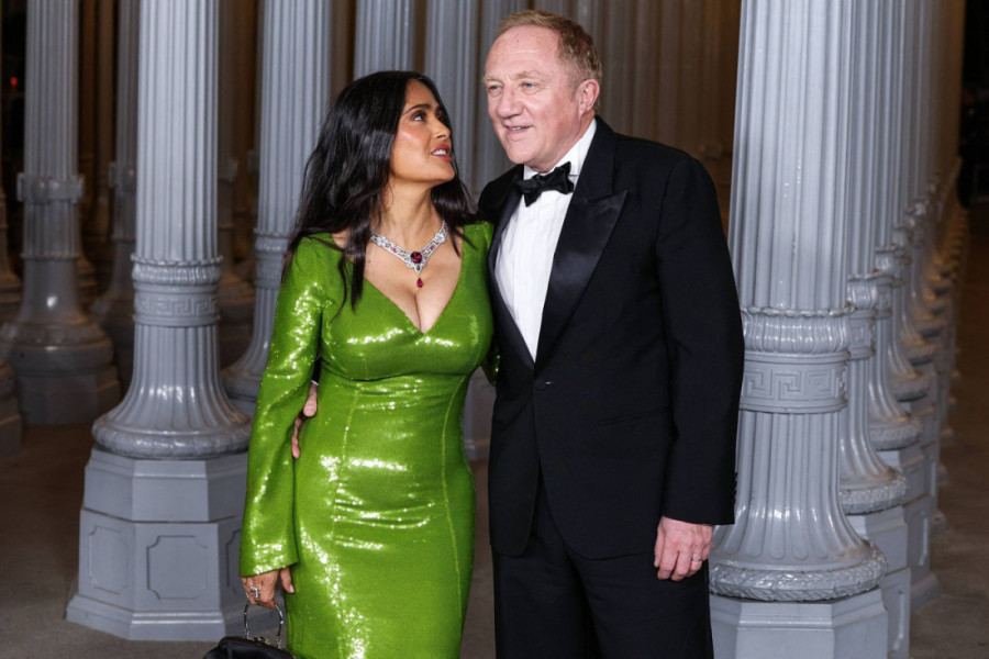 Ovako izgledati na pragu šezdesete je san svake žene: Salma Hajek u smaragdnoj haljini sve ostavila bez daha (FOTO)