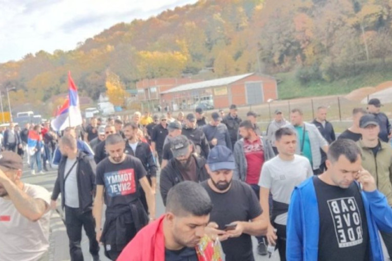 Ori se pesma "Lazarica"! Srbi sa KiM nastavljaju pešačenje ka Novom Sadu! (VIDEO)