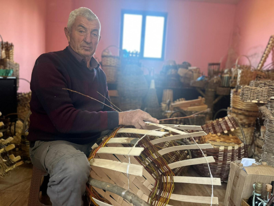 Milan od pruća pravi remek dela: Jedini se u svom kraju bavi ovim zanatom, čuva ga od zaborava (FOTO)