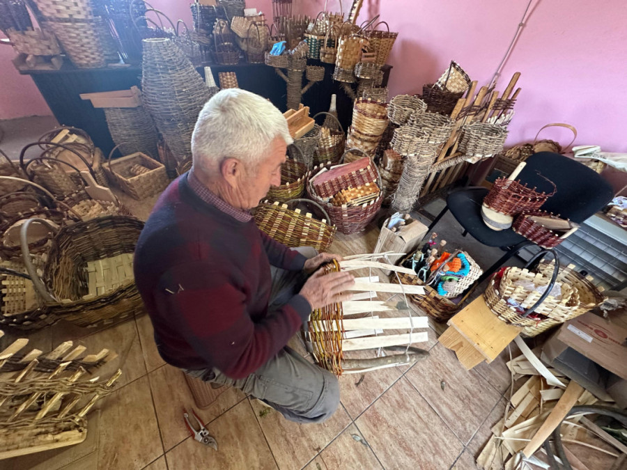 Milan od pruća pravi remek dela: Jedini se u svom kraju bavi ovim zanatom, čuva ga od zaborava (FOTO)