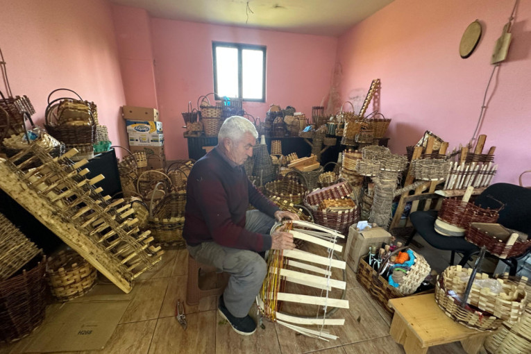 Milan od pruća pravi remek dela: Jedini se u svom kraju bavi ovim zanatom, čuva ga od zaborava (FOTO)