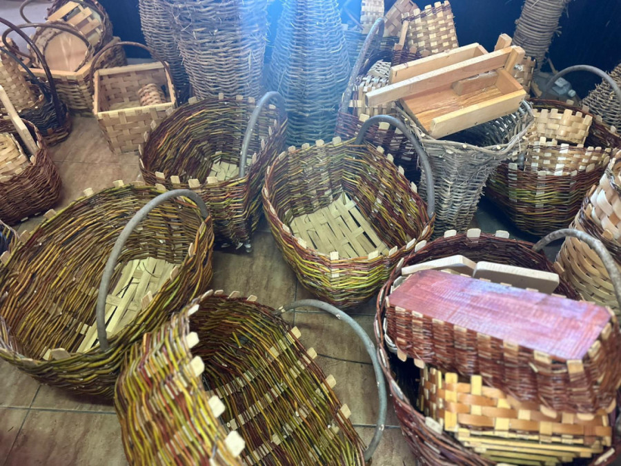 Milan od pruća pravi remek dela: Jedini se u svom kraju bavi ovim zanatom, čuva ga od zaborava (FOTO)