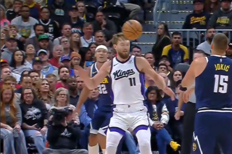 Jokić nastavlja da pomera granice: Dodavanjem "ošišao" Sabonisa (VIDEO)