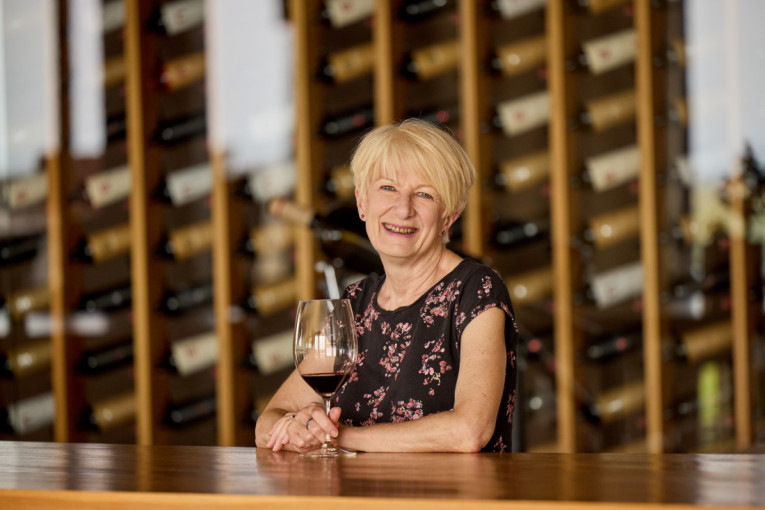 Ona sve zna o vinu i nema dlake na jeziku, a sada priprema knjigu o Srbiji