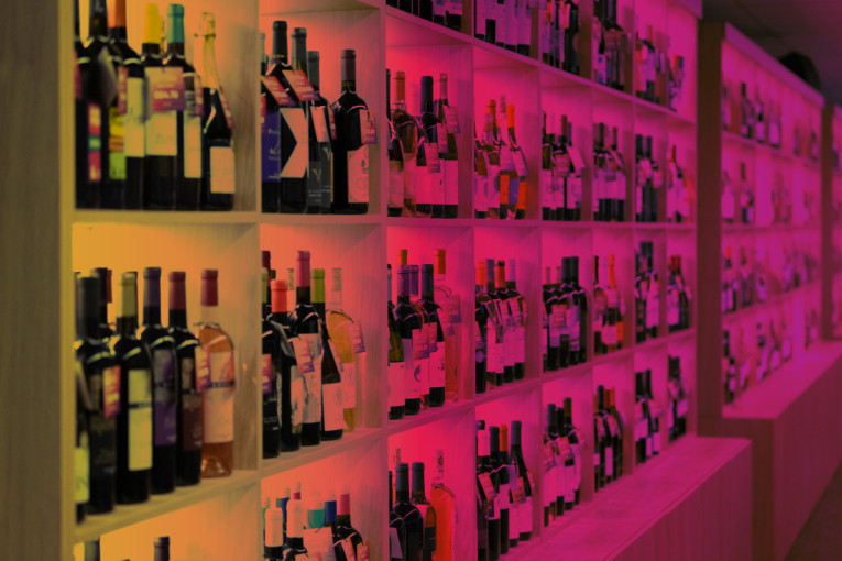 Ona sve zna o vinu i nema dlake na jeziku, a sada priprema knjigu o Srbiji