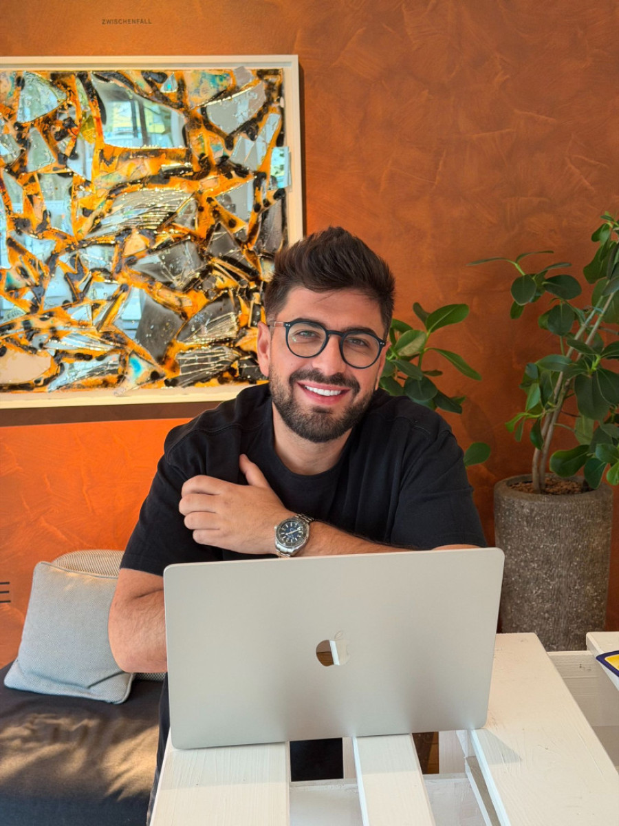 On je doktor nauka i profesor lingvistike, a napisao je 400 pesama za estradu: Pevačima prvo ispita energiju i emocije!