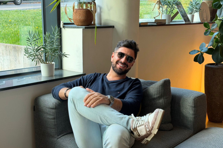 On je doktor nauka i profesor lingvistike, a napisao je 400 pesama za estradu: Pevačima prvo ispita energiju i emocije!