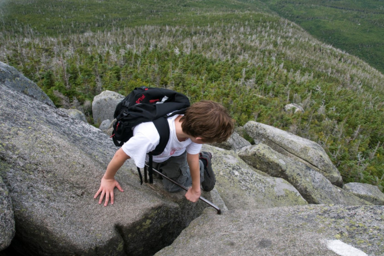 Deda čudom preživeo! Evo gde je zakucao sportskog "poršea" i prošao bez ogrebotine (VIDEO)