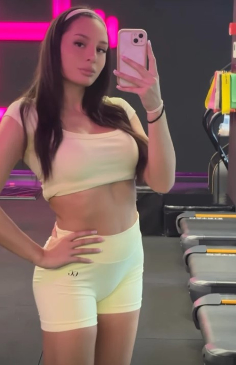 Nina Đogani u preuskom šortsu: Pokazala obline, zategnuta je kao praćka! (FOTO)