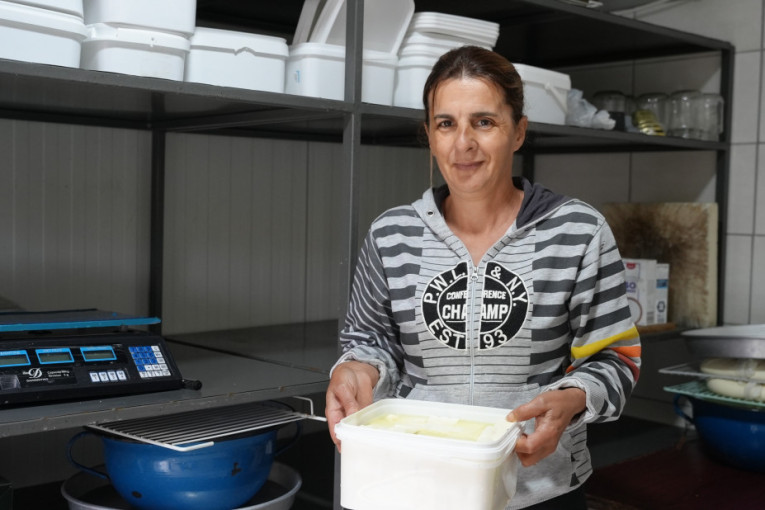 Mnogi beže sa sela, ali ne i Svetlana: Kad je postalo teško, bacila se u proizvodnju, evo šta pravi na svom imanju! (FOTO)