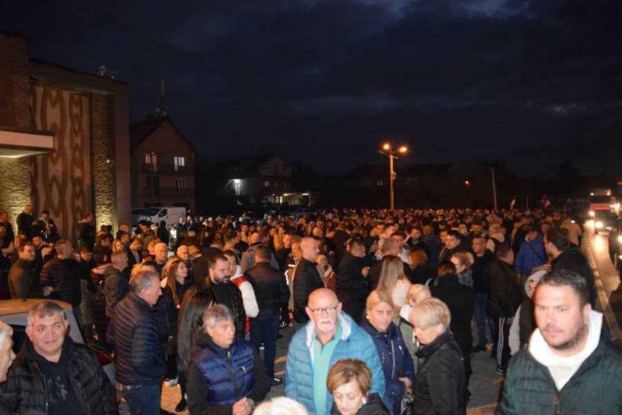 Više hiljada ljudi u Meljaku dočekalo Srbe koji pešače sa Kosova i Metohije ka Novom Sadu! (FOTO)