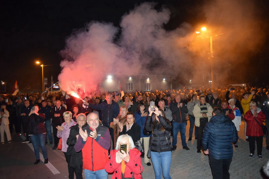Više hiljada ljudi u Meljaku dočekalo Srbe koji pešače sa Kosova i Metohije ka Novom Sadu! (FOTO)