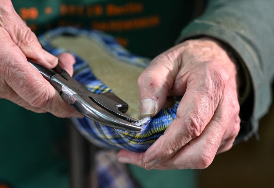 Život je naterao Zorana da u 50. postane obućar: Šegrtovao je, uložio veliki novac, a mnogima je inspiracija!