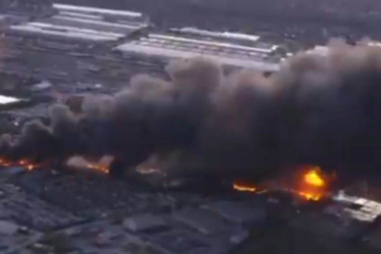 Pao avion u Luisvilu: Dim kulja, izbio ogroman požar (VIDEO)