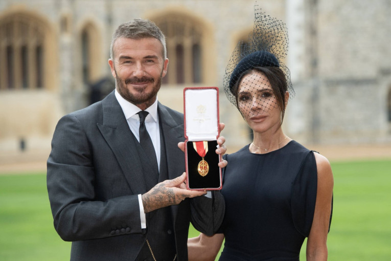 Možda je Dejvid dobio vitešku titulu, ali sve je bilo sa potpisom Viktorije Bekam: Za važan dan skrojila mu odelo po meri (FOTO)