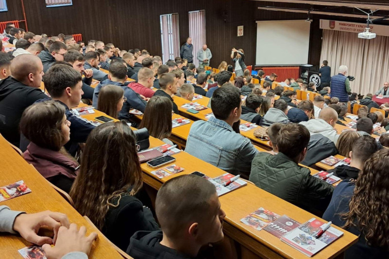 Srećno, dragi studenti: Prelepa slika iz punog amfiteatra Fakulteta tehničkih nauka u Čačku! (FOTO)