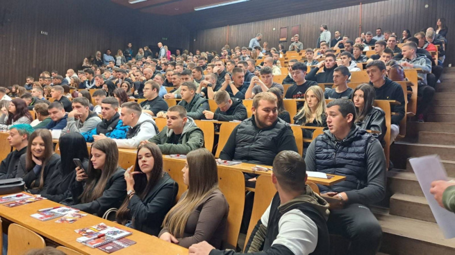 Srećno, dragi studenti: Prelepa slika iz punog amfiteatra Fakulteta tehničkih nauka u Čačku! (FOTO)