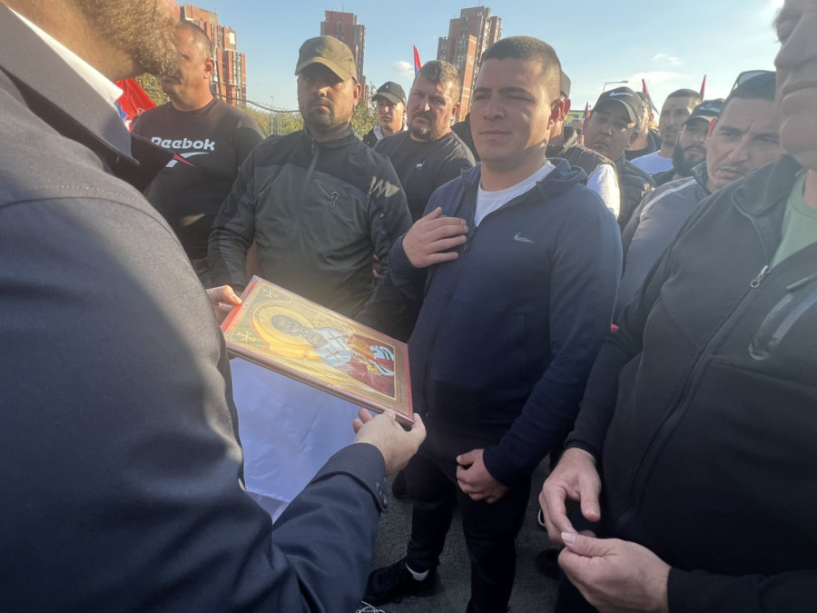 Veličanstven doček za Srbe sa KiM! Ispred Skupštine okupilo se 50.000 ljudi: "Hvala braći što su uvek uz Srbiju i Vučića" (FOTO/VIDEO)