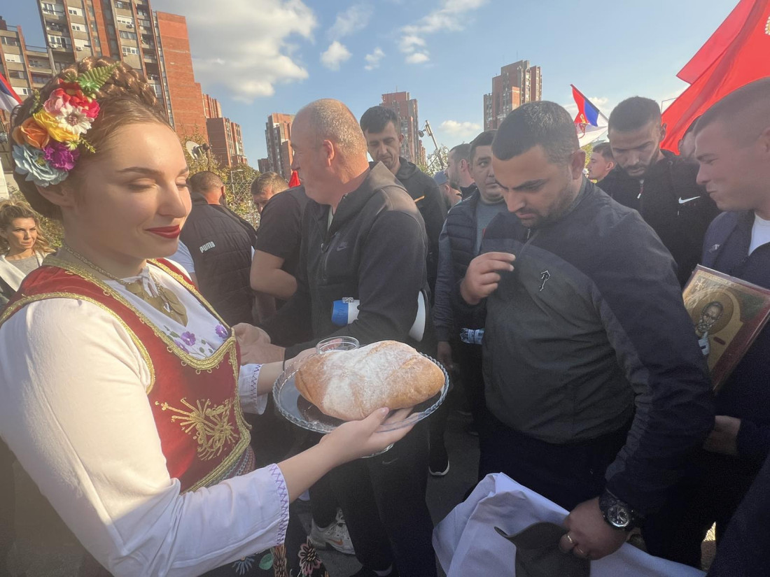 Srbi sa Kosova stigli u Beograd! Dočekali ih brojni građani - vijore se zastave, grme muzika i aplauzi (FOTO/VIDEO)