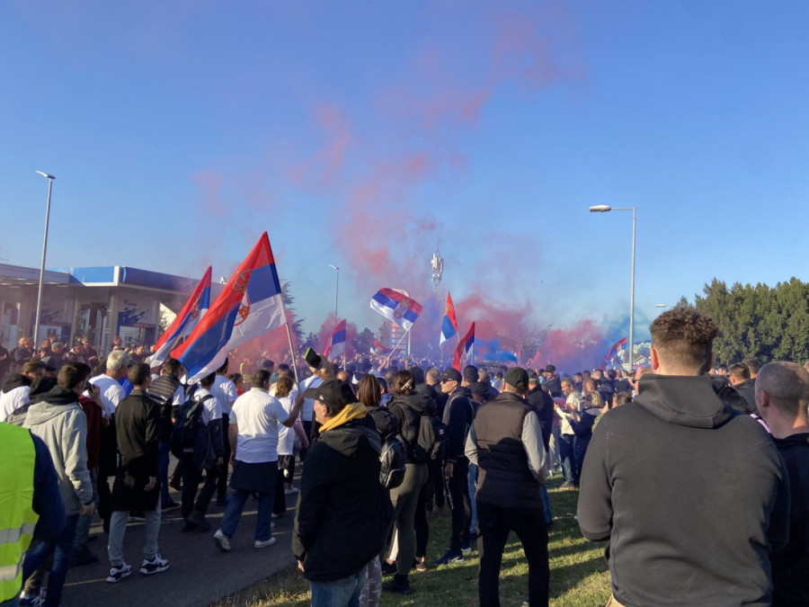 Veličanstven doček za Srbe sa KiM! Ispred Skupštine okupilo se 50.000 ljudi: "Hvala braći što su uvek uz Srbiju i Vučića" (FOTO/VIDEO)