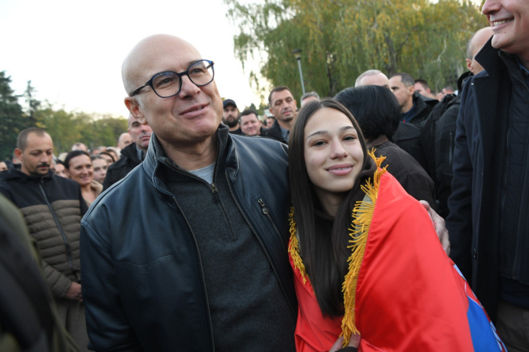 Veličanstven doček za Srbe sa KiM! Ispred Skupštine okupilo se 50.000 ljudi: "Hvala braći što su uvek uz Srbiju i Vučića" (FOTO/VIDEO)