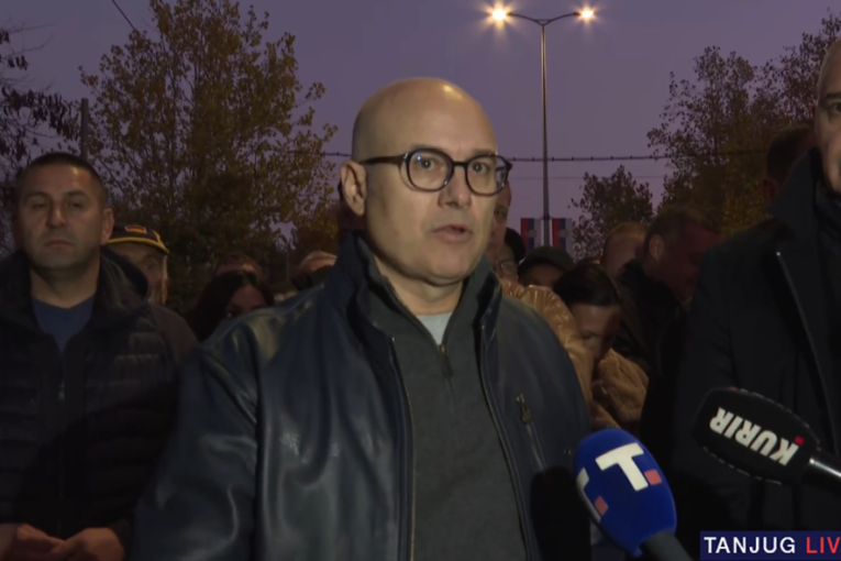 Veličanstven doček za Srbe sa KiM! Ispred Skupštine okupilo se 50.000 ljudi: "Hvala braći što su uvek uz Srbiju i Vučića" (FOTO/VIDEO)