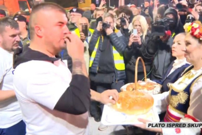 Veličanstven doček za Srbe sa KiM! Ispred Skupštine okupilo se 50.000 ljudi: "Hvala braći što su uvek uz Srbiju i Vučića" (FOTO/VIDEO)