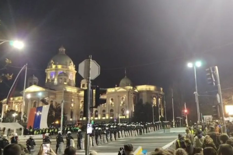 Bog čuva Srbiju: Dok se himna orila, blokaderi su zviždali, a na zastavi se ukazao krst - isto se desilo na Kosmetu pre 10 godina (VIDEO)