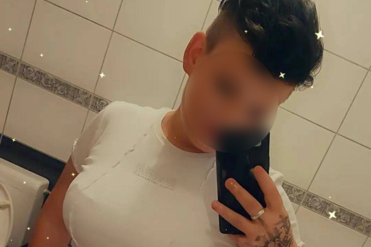 Bolesno! Blokaderka pre ubadanja policajca divljala u uniformi sa oružjem (FOTO)