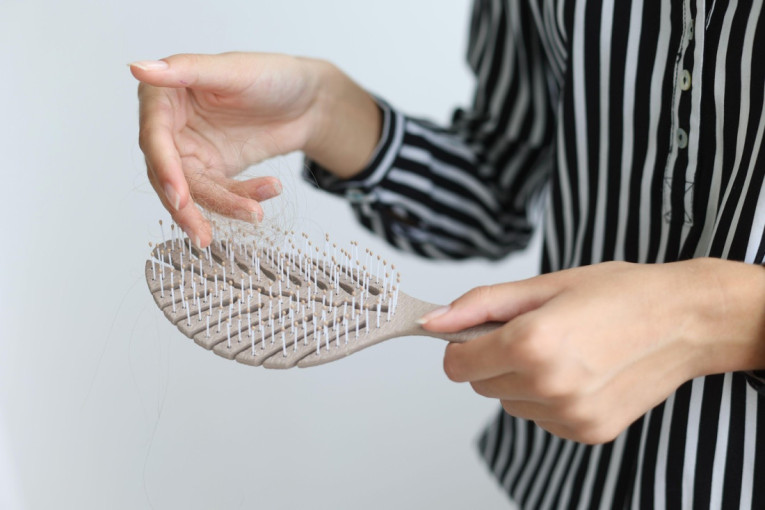 Zaboravite na hemikalije i trljanje do iznemoglosti: Jedna namirnica skida masnoću sa sudopere kao od šale