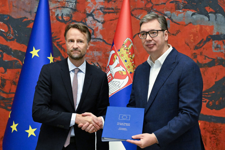 Bekerat uručio Vučiću godišnji Izveštaj EK o napretku Srbije (FOTO)