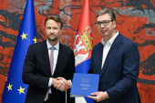 Bekerat uručio Vučiću godišnji Izveštaj EK o napretku Srbije (FOTO)