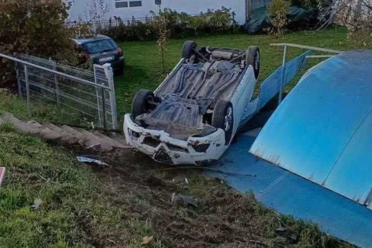 Izgubio kontrolu nad vozilom pa uleteo ljudima u dvorište: Teža nezgoda u Preljini kod Čačka, vozač povređen (FOTO)