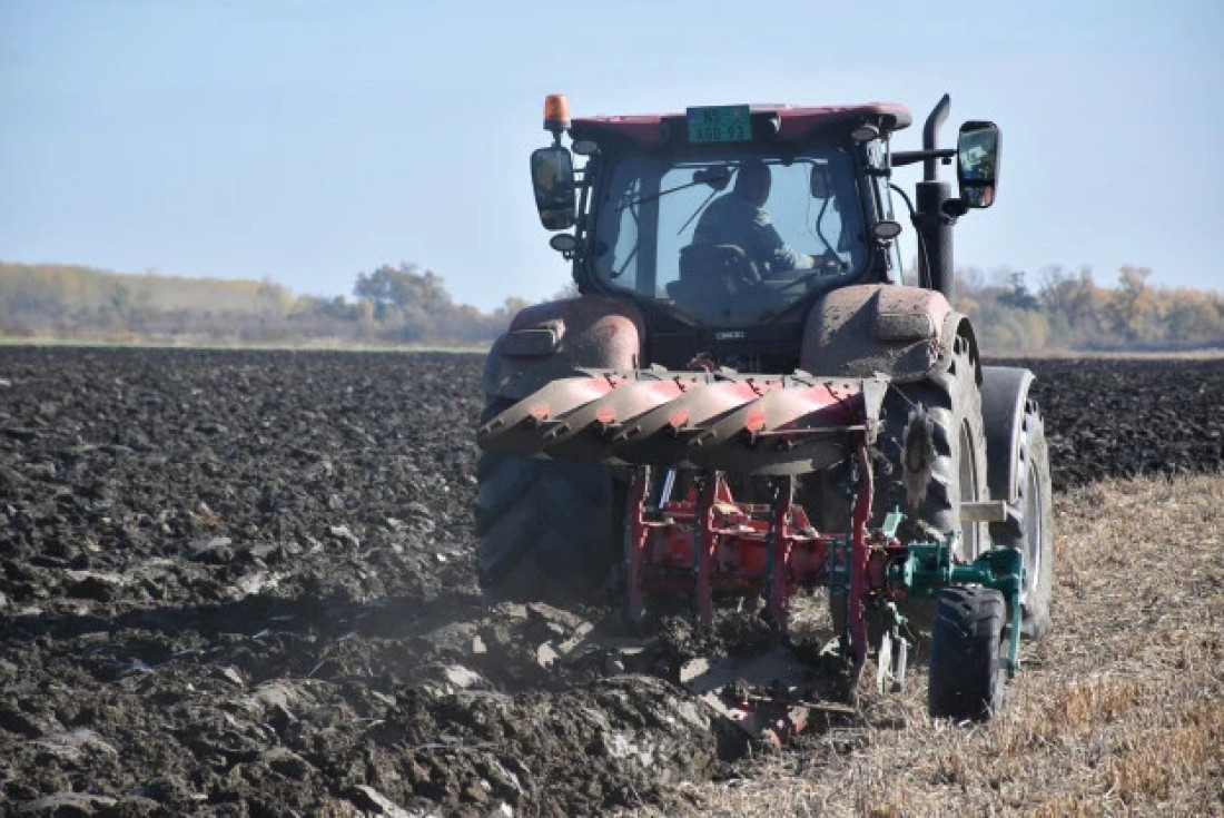 Miloš gazi dedinim putem: Tek mu je 20 godina, i radi od jutra do mraka (FOTO)