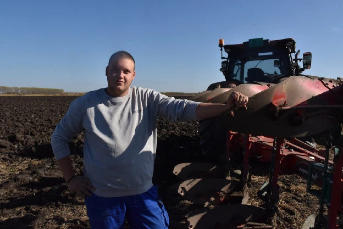 Miloš gazi dedinim putem: Tek mu je 20 godina, i radi od jutra do mraka (FOTO)