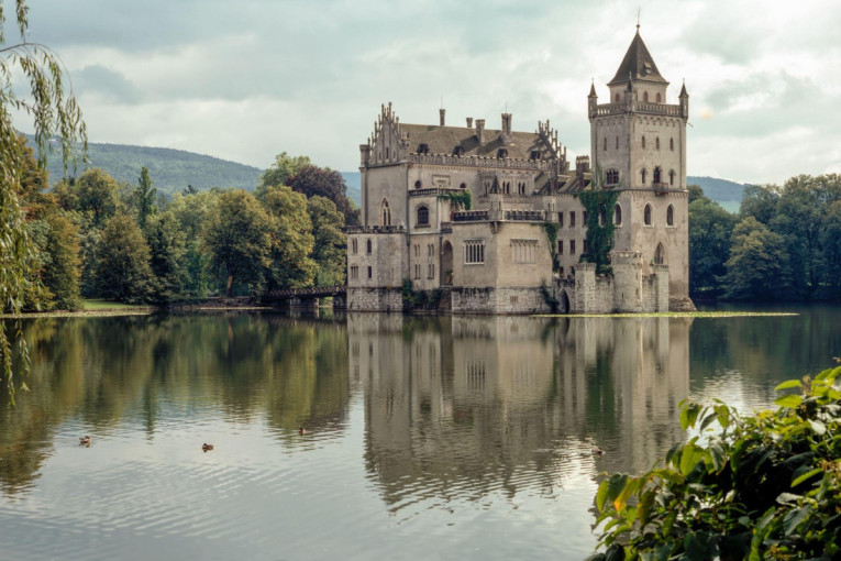 Kraljevstvo barokne lepote i veličanstvenih dvoraca: Posetite bajkoviti grad u podnožju večnih planina (FOTO)
