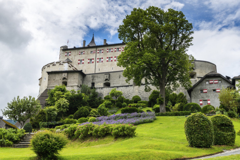 Kraljevstvo barokne lepote i veličanstvenih dvoraca: Posetite bajkoviti grad u podnožju večnih planina (FOTO)