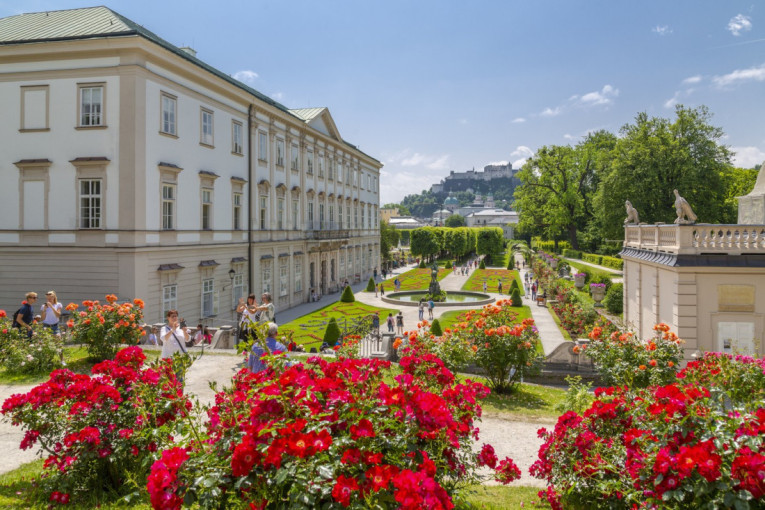 Kraljevstvo barokne lepote i veličanstvenih dvoraca: Posetite bajkoviti grad u podnožju večnih planina (FOTO)