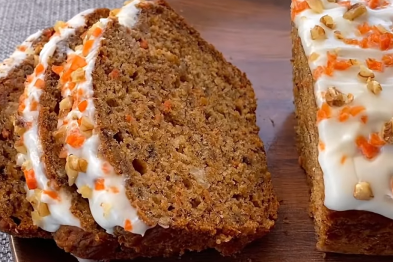 Recept dana: Kolač sa bananama i šargarepom je sočan desert koji miriše na jesen i toplinu doma