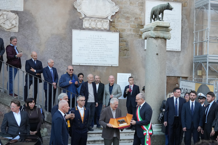Robertu de Niru u Rimu uručena prestižna nagrada "Kapitolska vučica": Emotivne reči velikog glumca nikog nisu ostavile ravnodušnim (FOTO)