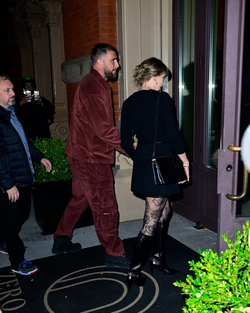 Ljubavna i modna bajka: Tejlor Svift je izabrala mini-suknju i mrežaste čarape za izlazak sa svojim izabranikom (FOTO)