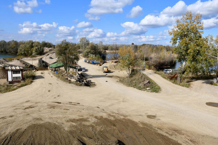 Uhapšen gazda "Bager komerca": Ilegalno kopao šljunak, pa napravio tri jezera