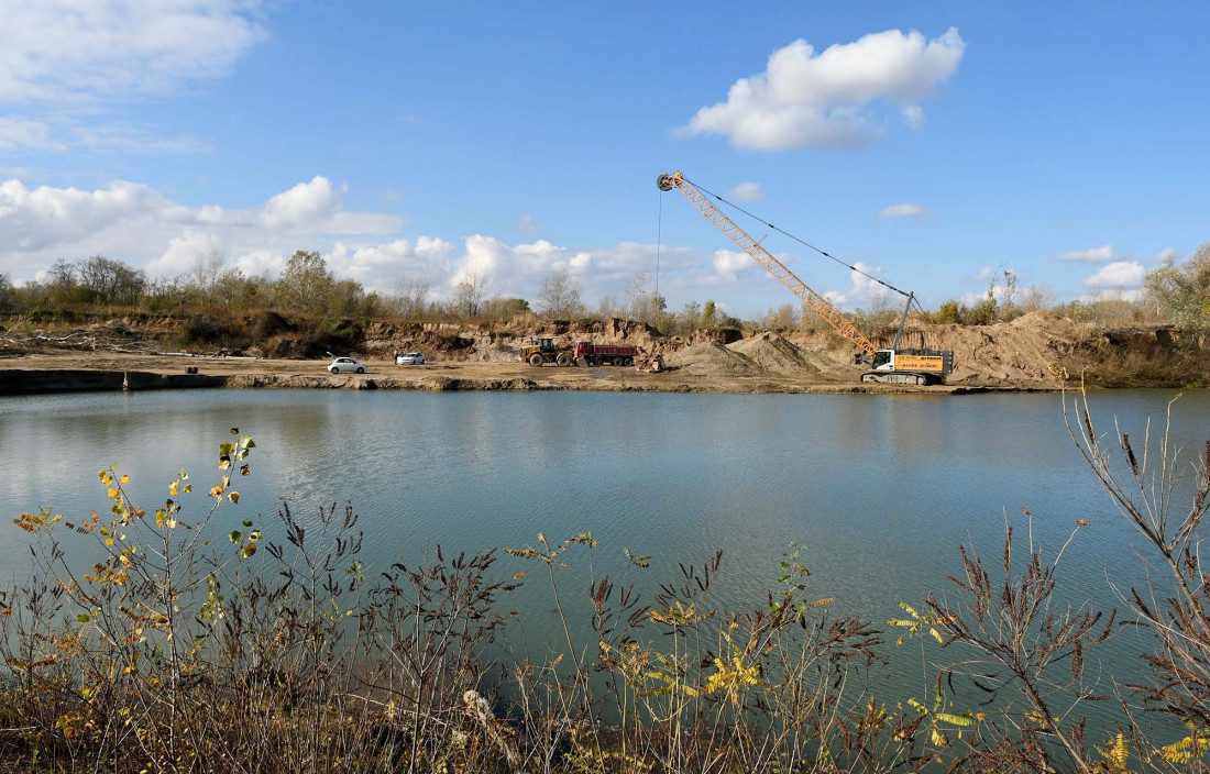 Uhapšen gazda "Bager komerca": Ilegalno kopao šljunak, pa napravio tri jezera