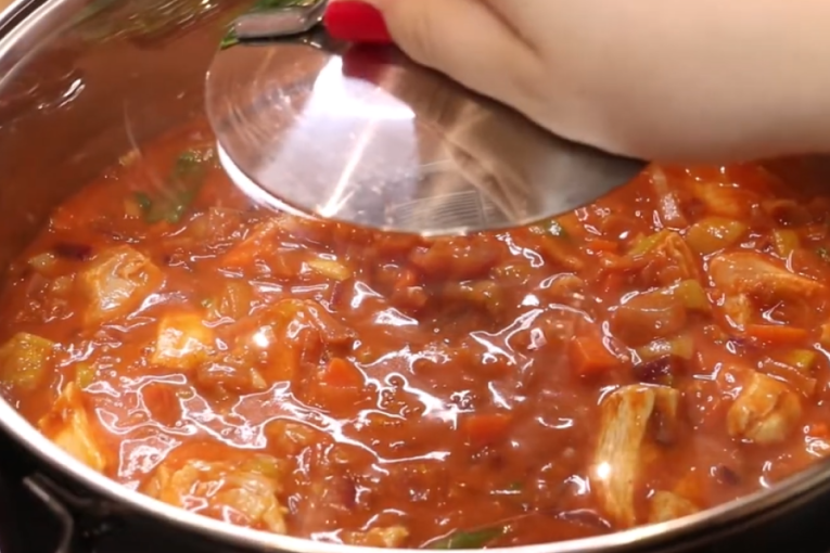 Recept dana: Gulaš sa piletinom je aromatično i sočno jelo koje spaja meso i bogate začine